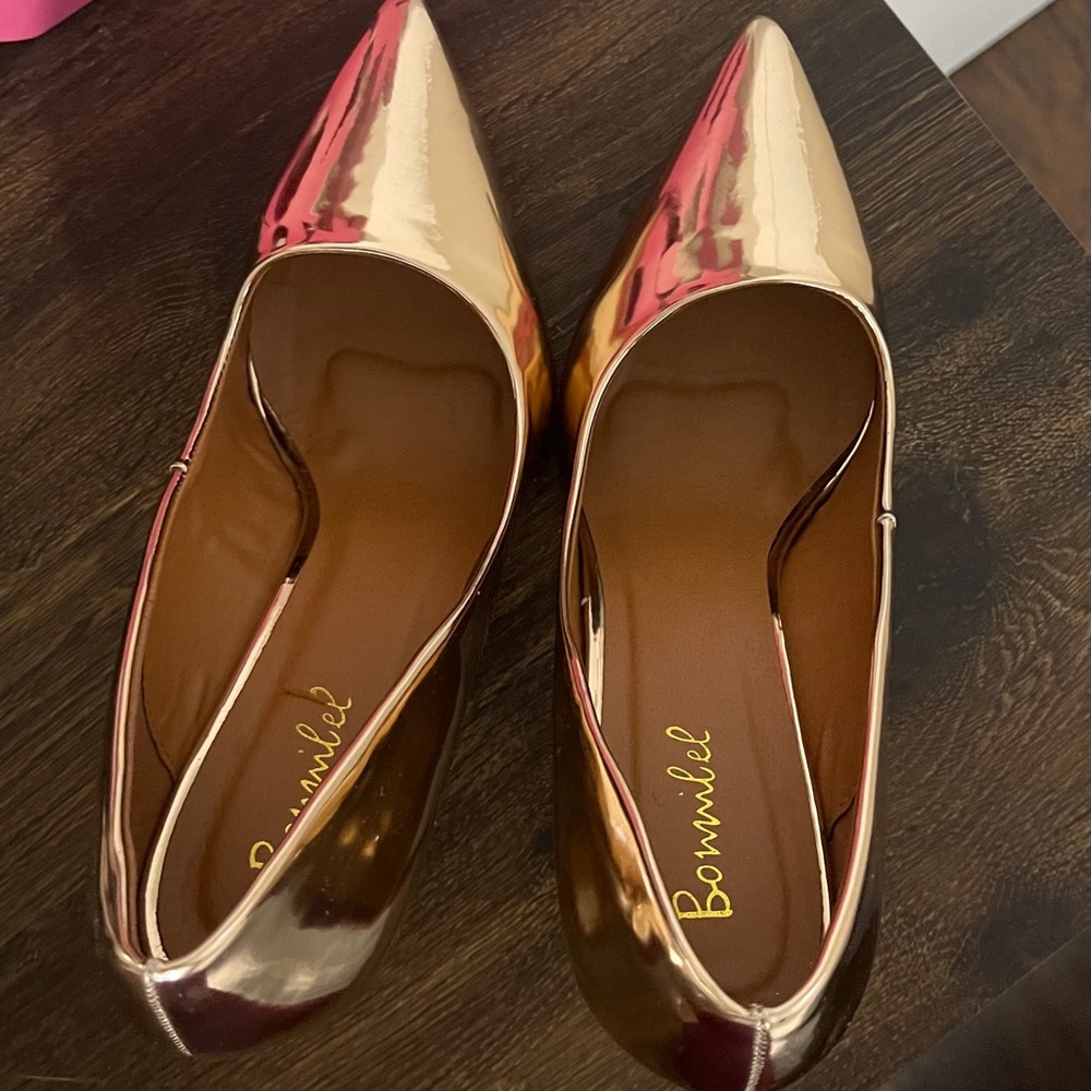 Gold pumps